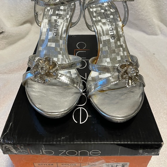 Silver Heels, size 6 - Picture 2 of 12